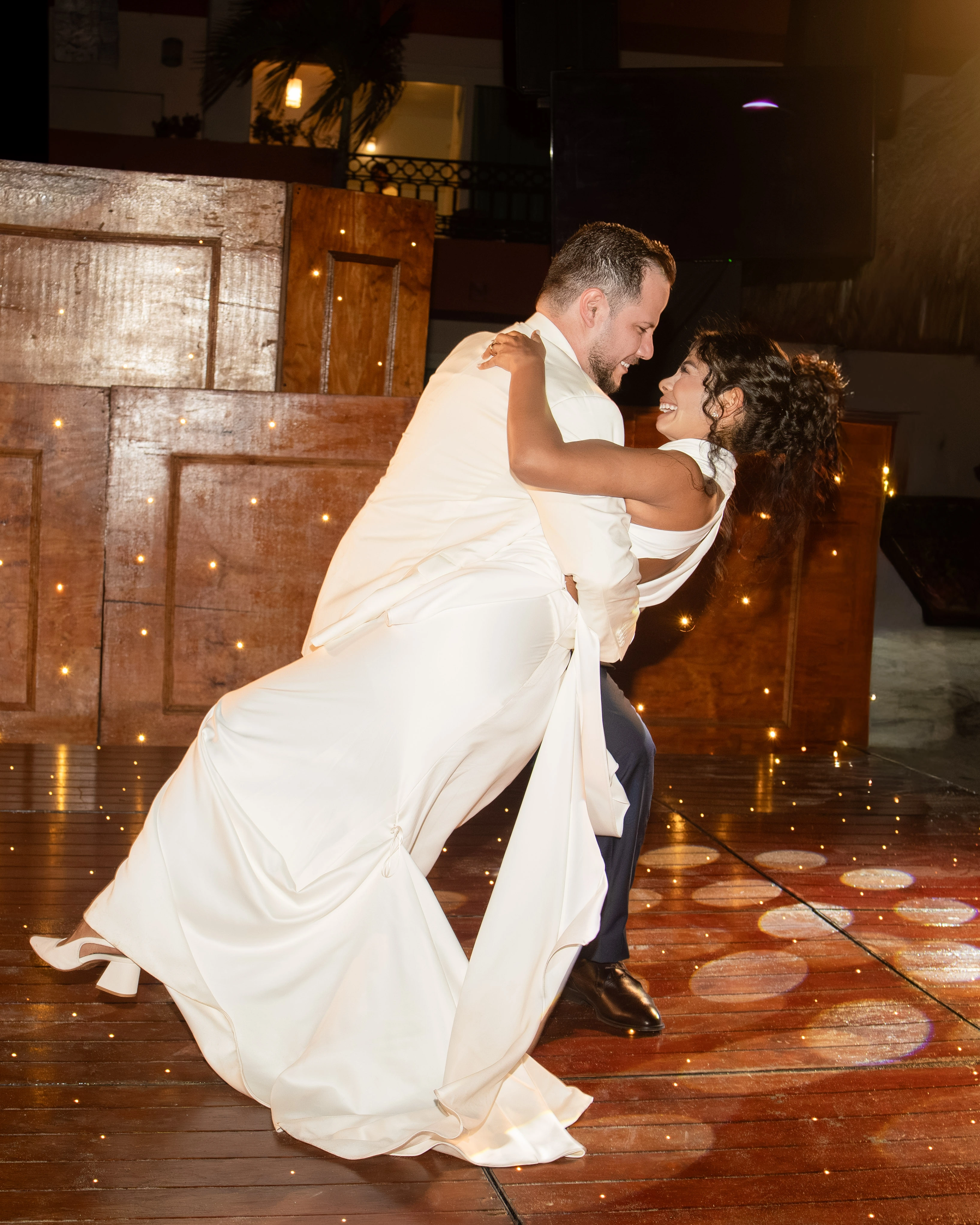 Novios bailando vals